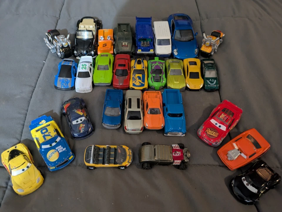 Lote de Coches Diecast y Plástico Surtidos Aleatorios  Foto 2 de 4