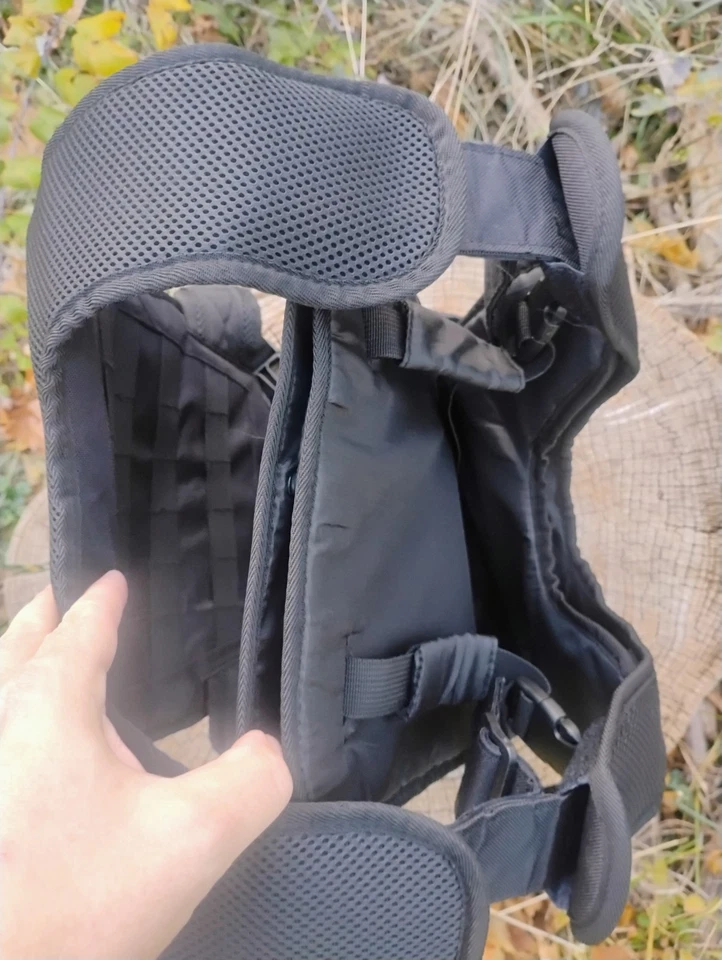 Portabebés táctico JumpOff Jo Wingman para hombre B- Chaleco de bebé de inspiración militar  Foto 3 de 4