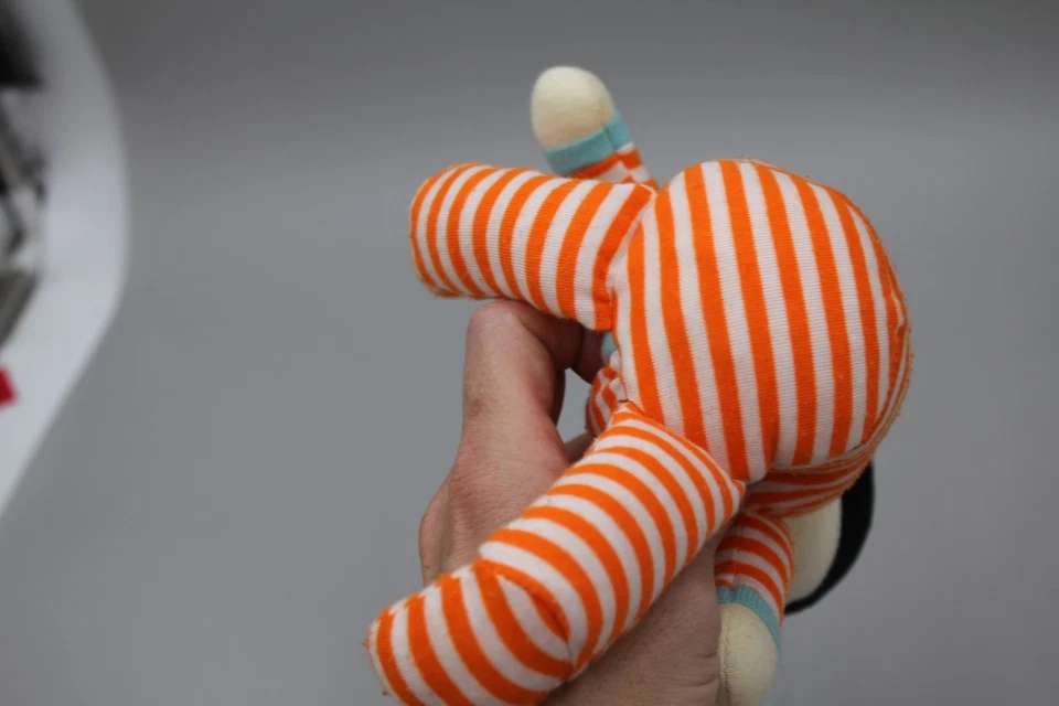 Juguete Manhattan Acurrucarse Bebé Pelo Negro Naranja Rayas Pijama Peluche Muñeca Foto 3 de 4