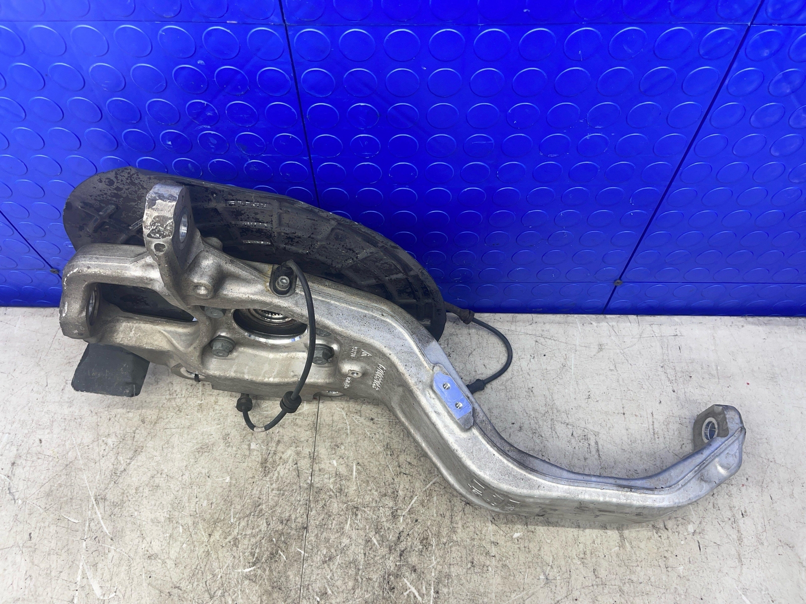 2017 2018 2019 2020 2021 MASERATI LEVANTE FRONT LEFT SPINDLE KNUCKLE WHEEL HUB