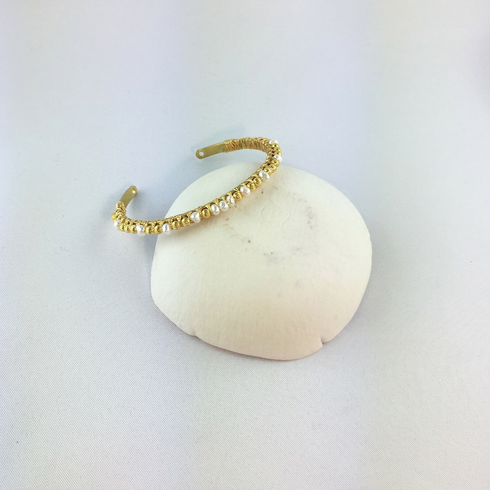 Bracelet jonc perles d'eau douce tissées : un bijou rigide anti-irritation et sans nickel