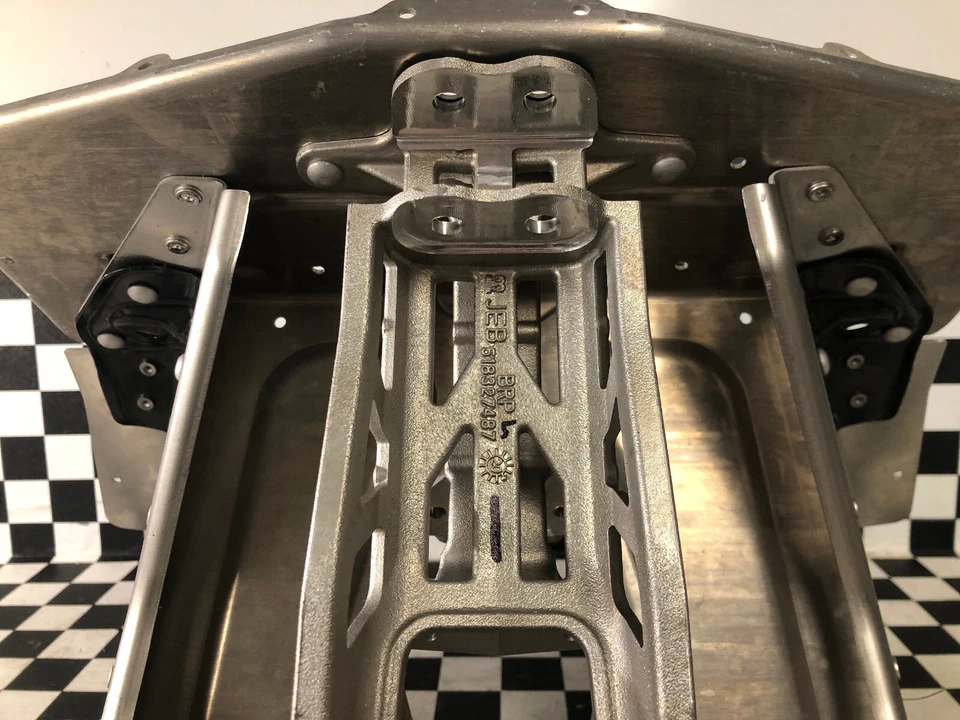 Módulo S Cross Member S 2015-2020 Ski-Doo Expedition Tundra 550F Grand Touring OEM Foto 3 de 4