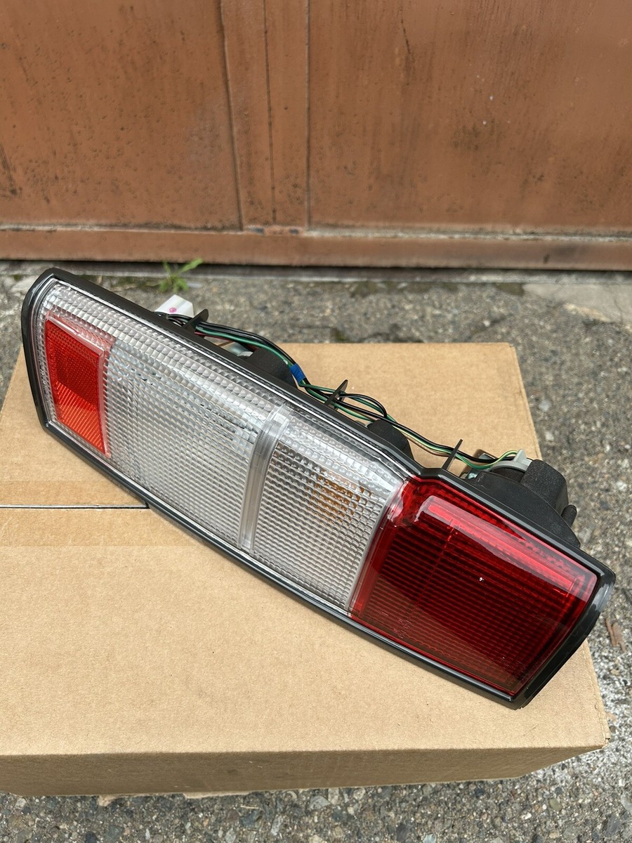 26555VJ70A Genuine Nissan LAMP ASSY-REAR COMBINATION,LH 26555