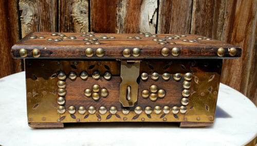 VINTAGE TRAMP FOLK ART BOX NATURAL WOOD/BRASS w/STUDS 9.5x5x4" NICELY DETAILED! - Picture 2 of 8
