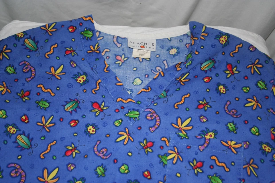 Peaches Lightweight Scrub Top  Insects Flowers Womens Small - Image 2 of 3