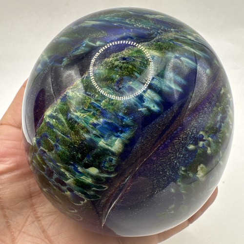 Schöner 2018 R Mynatt Studio dichroitischer Swirl Glas Briefbeschwerer 3" Welt - Bild 8 von 11