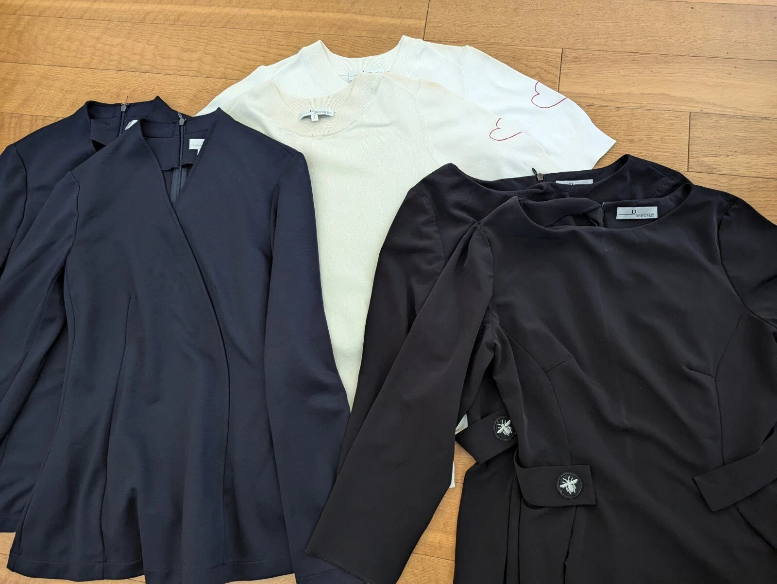 Lot d'uniformes D par Christian Dior 2x hauts noirs 2x hauts marine 2x hauts taille petite/2