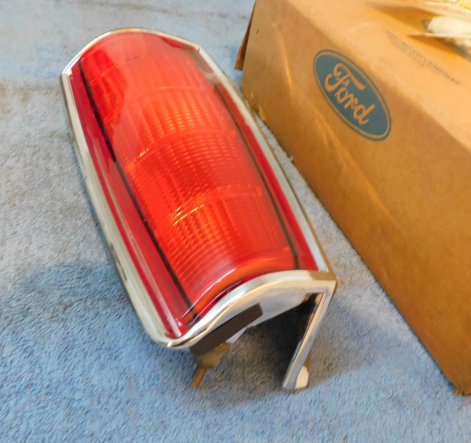 Lincoln Mark VII 1984-1990 cupé NOS RH lámpara trasera lente bisel montaje Foto 4 de 4