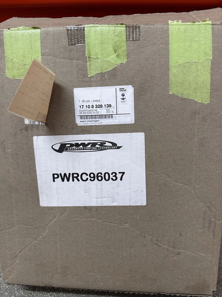 Radiador auxiliar BMW M2 CS Racing, lado derecho Foto 3 de 3