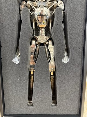 Hot Toys The Terminator - T-800 Endoskeleton 1:4 Action Figure