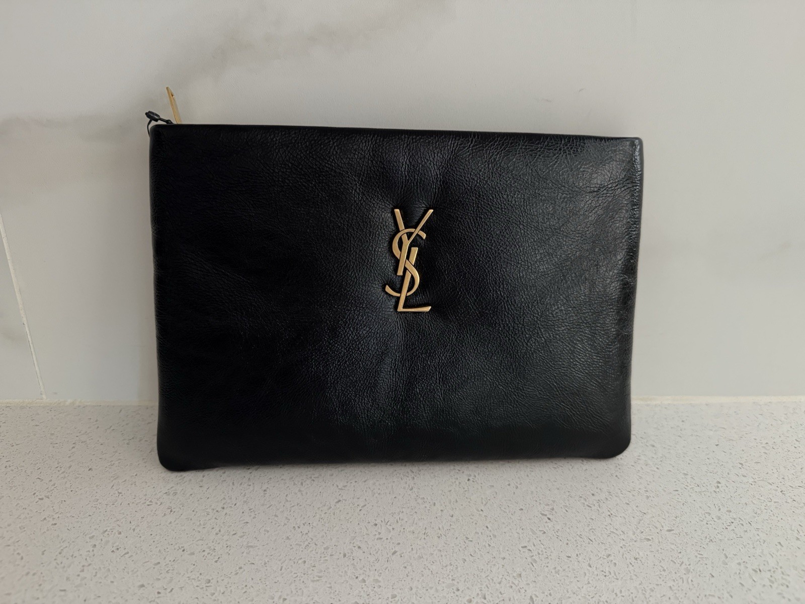 Pochette Saint Laurent Calypso Small YSL in pelle liscia imbottita $950