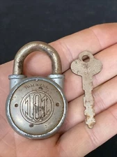 SMALL VINTAGE 101 BRAND LOCK COMPANY PADLOCK ORIGINAL KEY MADE IN USA WORKING