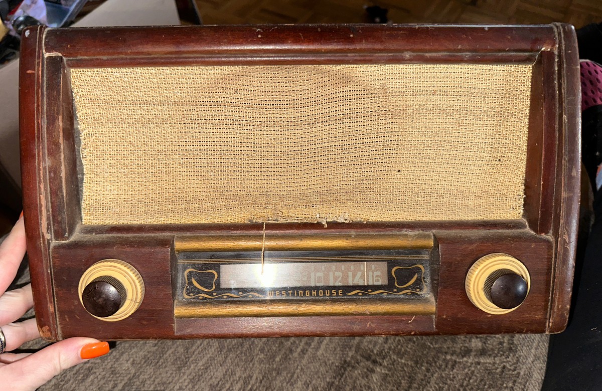 Westinghouse Model 157 wooden table tube radio. vintage for parts