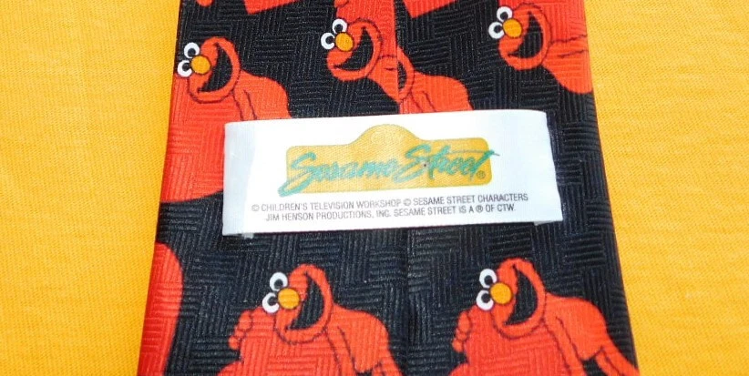 SESAME STREET ROJO/NEGRO MOTIVO OLMO/CORAZONES CORBATA TODO POLIÉSTER - CORBATAS DE DISEÑO. Foto 3 de 3