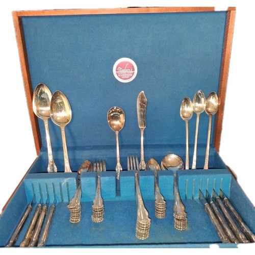 King Edwards Silverplate W Naken Chest w 55pcs Flatware(Setting For 8)