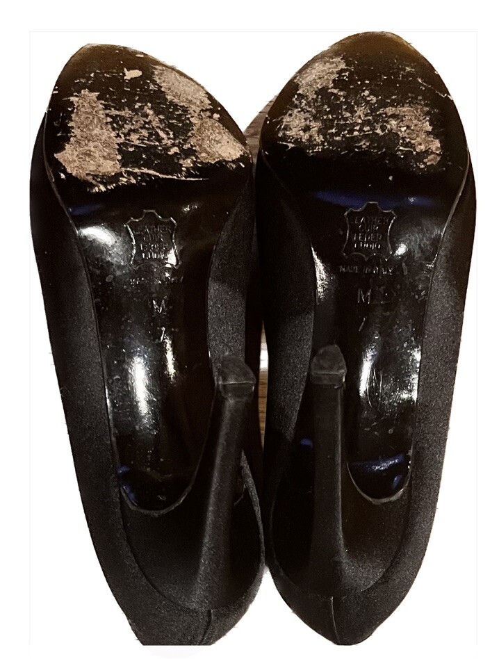 Yves Saint Laurent Paris decolte nere in raso con tacco a punta taglia 7