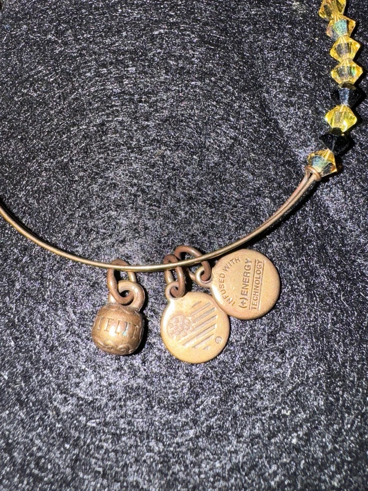 Pulsera Alex Ani Harry Potter Hufflepuff Dije de Cuentas Amarillas Tono Dorado Slide Foto 4 de 4