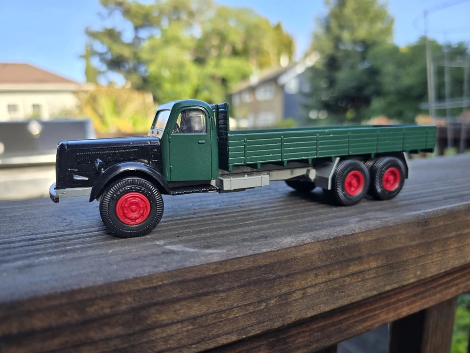 Conrad Volvo Truck LV293C2LF "long bed" 1949 Green Germany 1:43 No Box  - Image 2 of 4