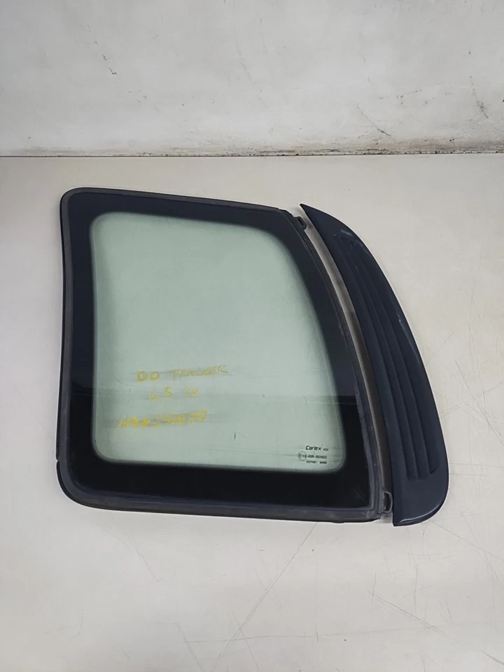 1999-2004 Chevrolet Tracker Suzuki Grand Vitara Left Side Quarter Glass With... - Image 2 of 4
