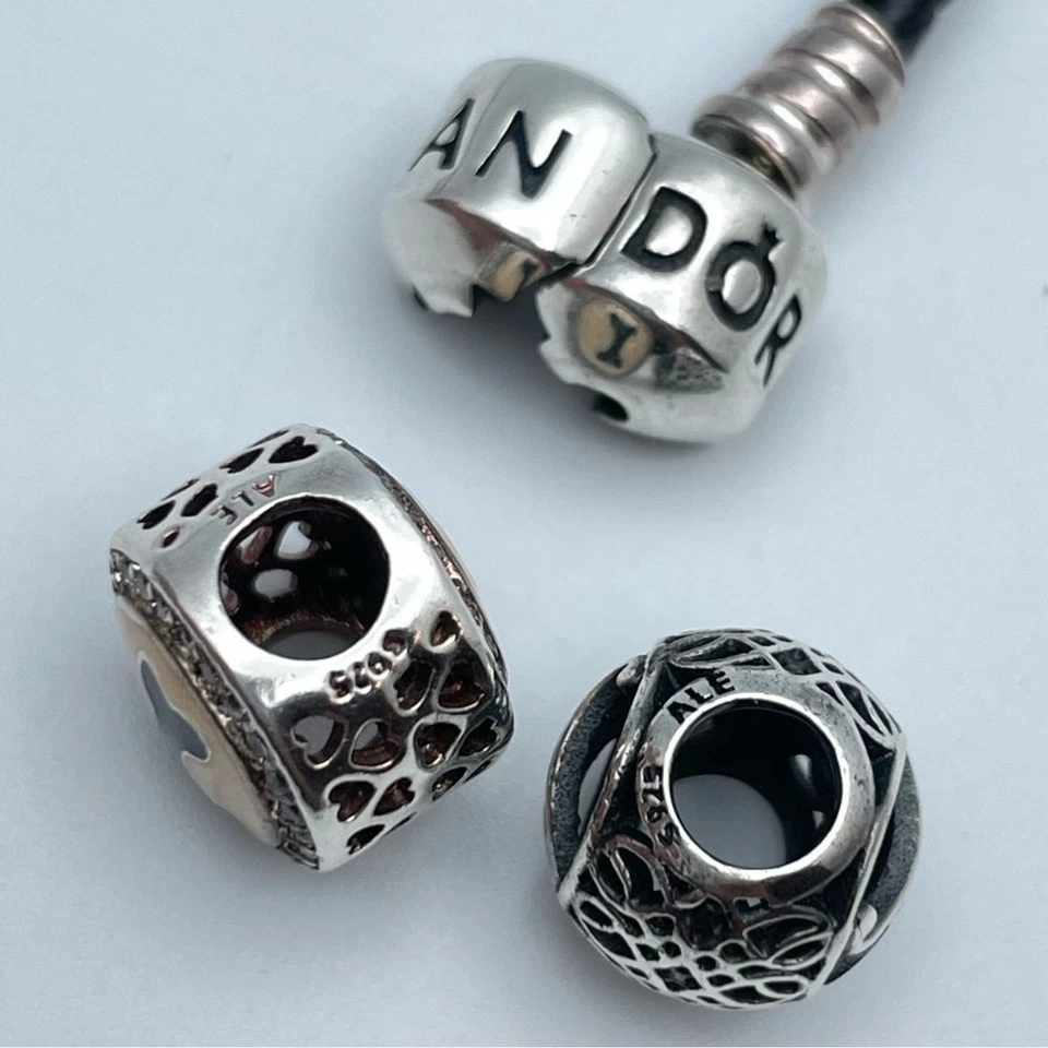 Auténtica gargantilla Pandora de cuero trenzado negro con hueso de perro y dijes iniciales Foto 2 de 4