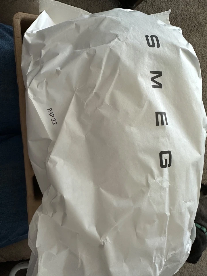 Exprimidor de cítricos SMEG color crema CJF11CRUS nuevo en caja Foto 2 de 4