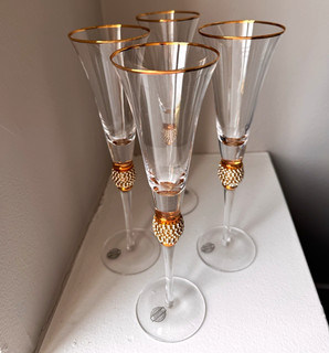 Set of 4 Clear Glass Champagne Flutes with Gold Rim and Decorated Stem