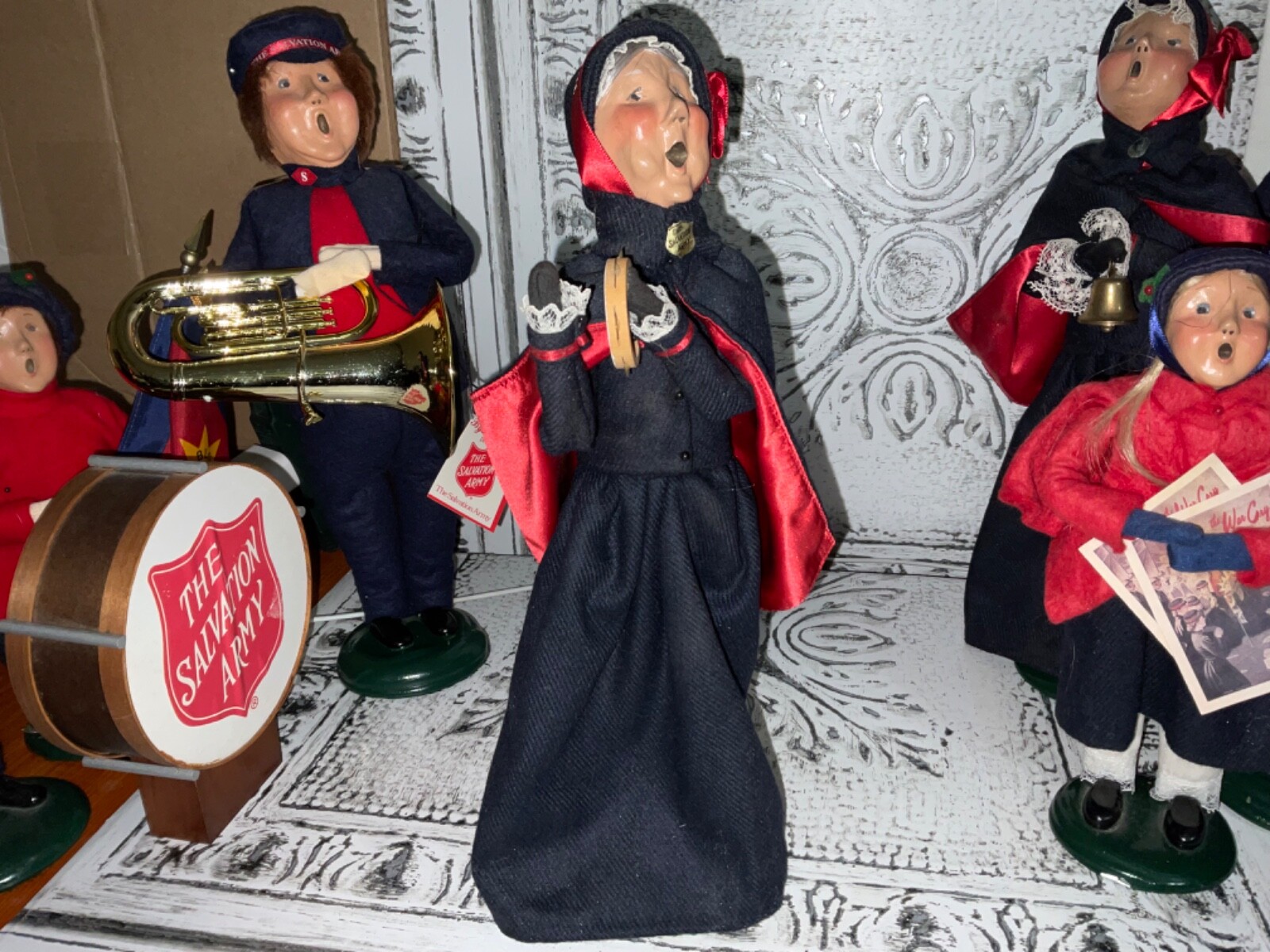 BYERS CHOICE LTD SALVATION ARMY CAROLERS SET OF 10 KETTLE & DRUM