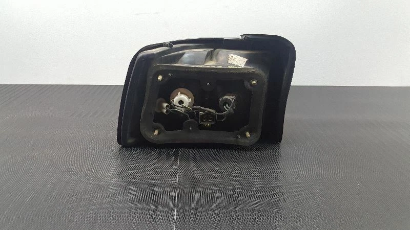 Luz trasera montada en cuarto derecho para pasajero Hyundai SCoupe 1991 OEM 92402-23050 Foto 3 de 4