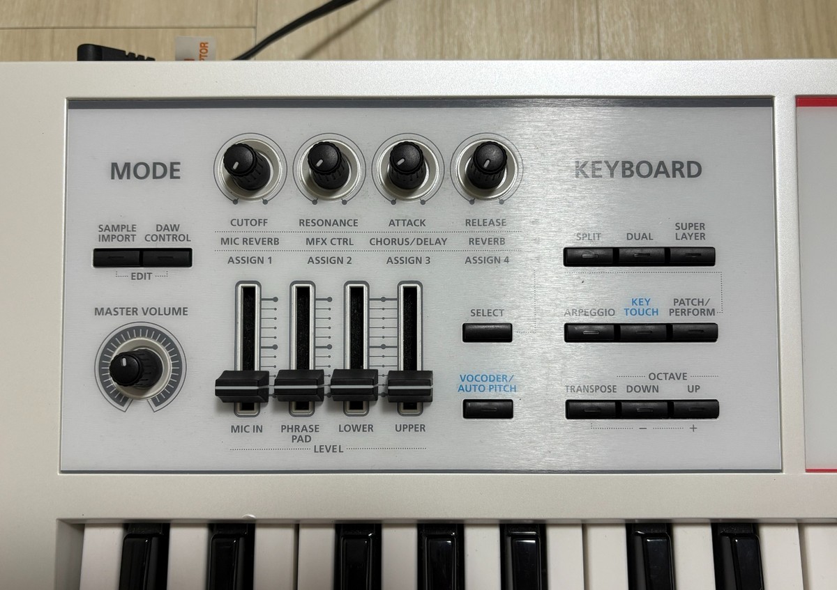Roland JUNO-DS61W White 61-Key Keyboard Synthesizer with Soft Case