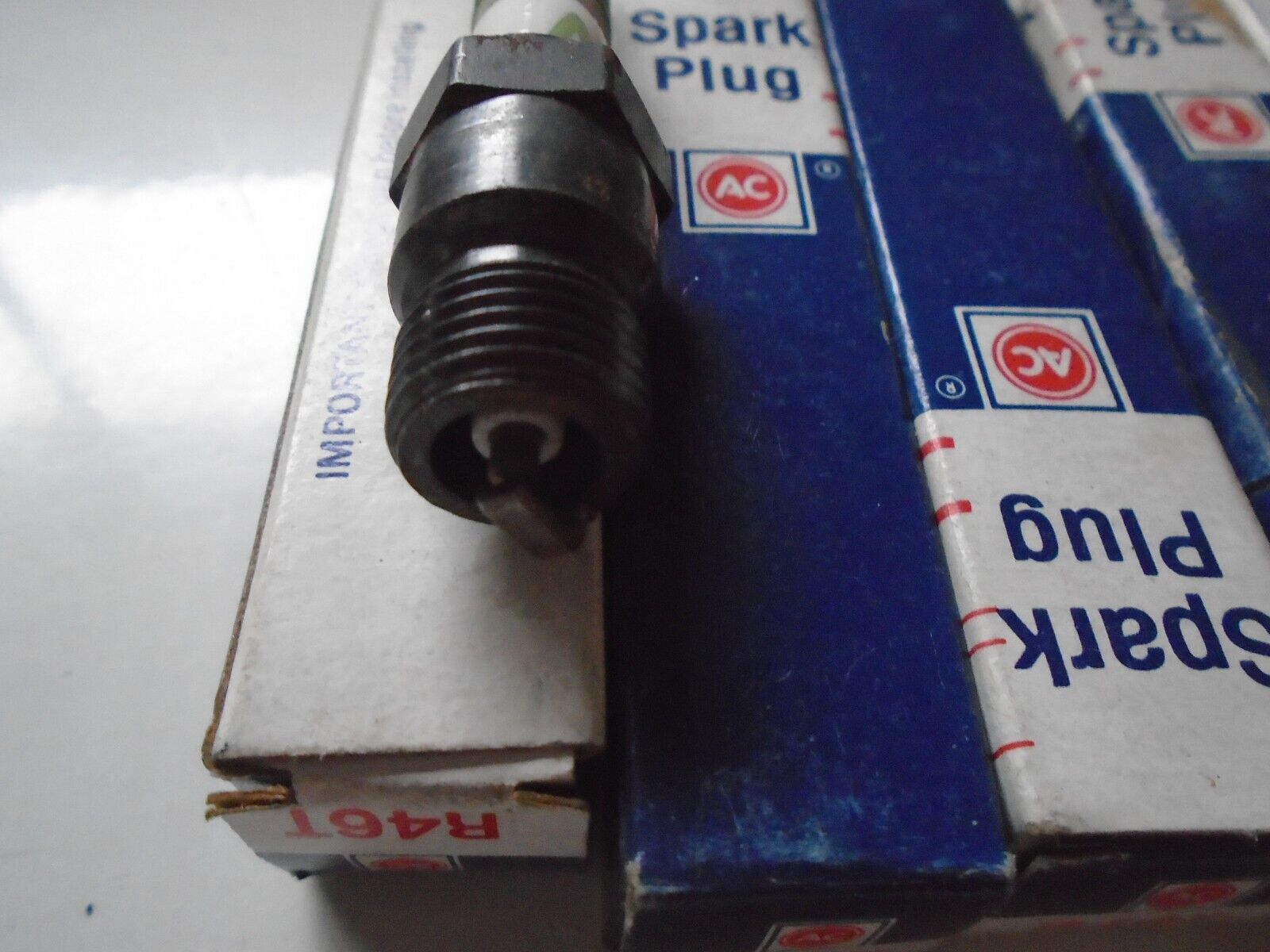 AC R46T SPARK PLUGS 8 IN TOTAL