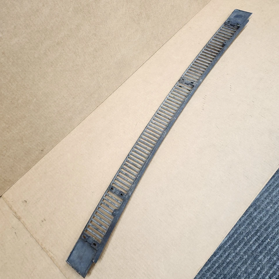 69-72 C3 Corvette Limpiaparabrisas Puerta Parrilla Ventilación Capucha Ventilación Ventilador Rejilla Entrada Foto 2 de 4