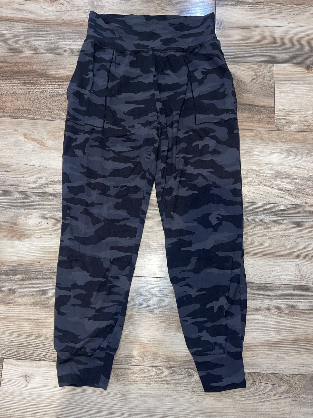 Athleta Salutation Camo Black Gray Camouflage Yoga Joggers Pants Pockets Medium