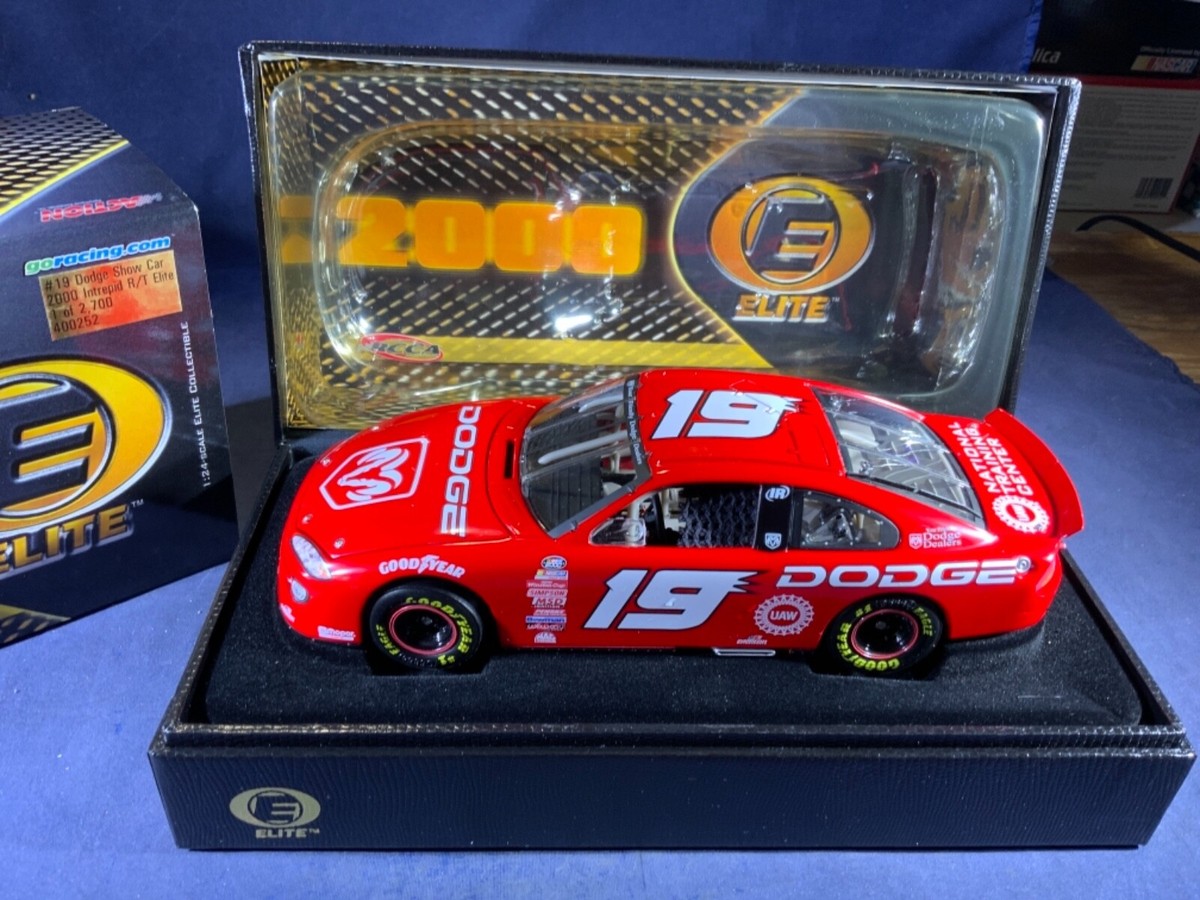 A8-20 DODGE #19 SHOW CAR - 2000 DODGE INTREPID - ELITE - #975