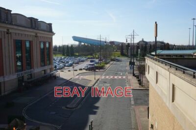 FOTO SERVICE STRASSE IM VERKEHRSZENTRUM IM HINTERGRUND IST KÜHLFAKTOR AN