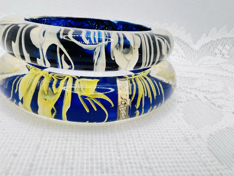 Betsey Johnson Chunky Bracelets Navy Blue Lucite Yellow White Flower Signed Pair - Image 3 of 4