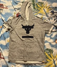 Under Armour Project Rock Bull Men’s Hoodie Gray Short Sleeve Sweatshirt Size L
