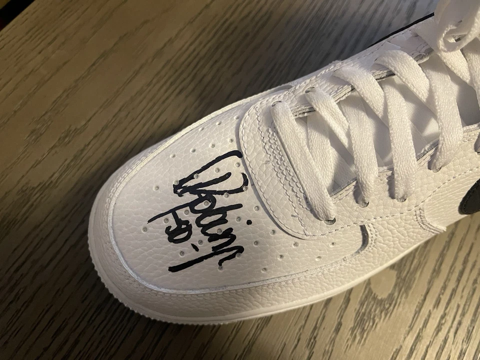 Zapatos Nike Autógrafos David Robinson San Antonio Spurs (Certificados Beckett). Foto 2 de 4