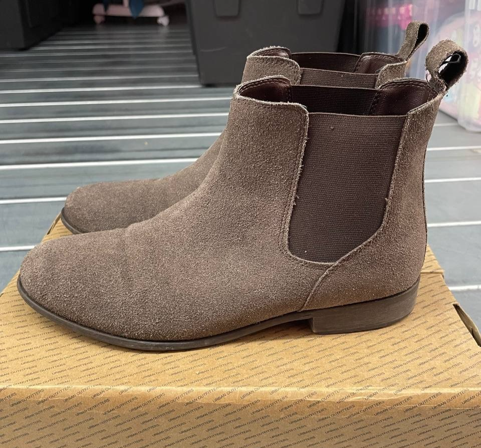 Urban Outfitters Suede Leather Chelsea Boots Womens 9 Brown Ankle
