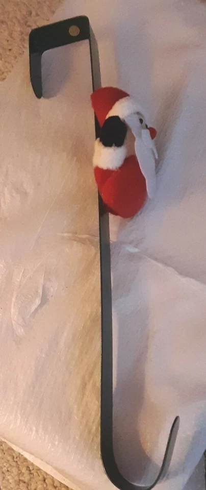 Colgador de puerta guirnalda con felpa de Santa. Foto 3 de 4