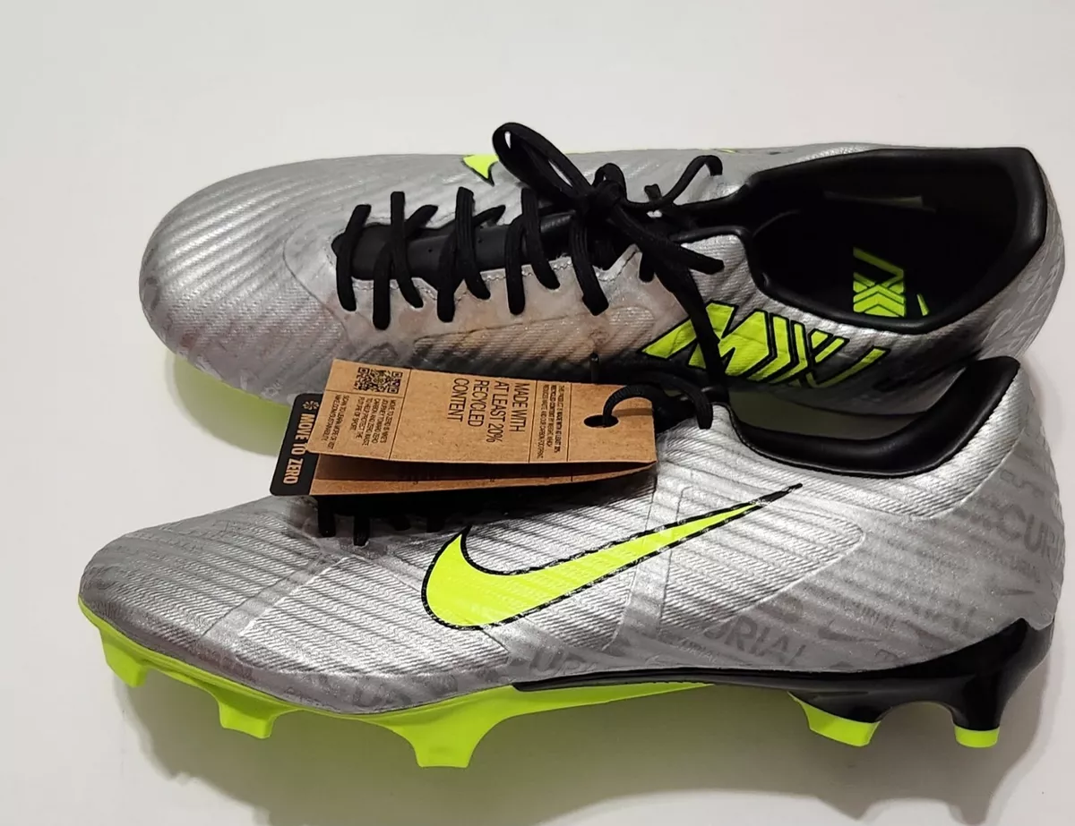 Nike Mercurial Vapor 15 Academy Indoor/Court Soccer Shoes.