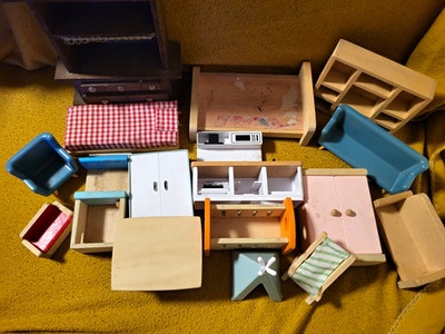 Puppenhaus Möbel-Set Lot Holz/Kunststoff: Sofa, Bett, Schrank, Kommode