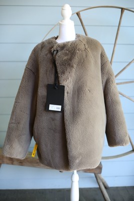 HYKE FAUX FUR REVERSIBLE JACKET ファーコート HYKE」エディション別注のリバーシブルファーコート、ベージュと