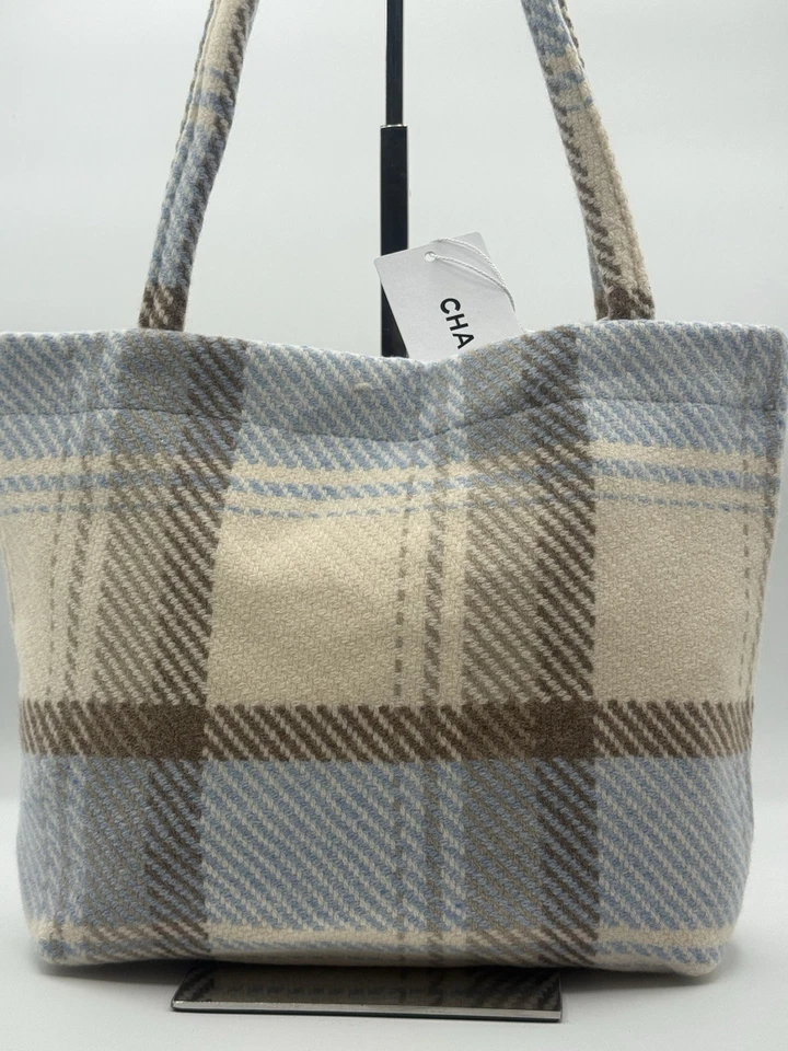 Bolso de Mano Chanel Tweed Azul Con Logo CC, Regalo Con Compra Bolso VIP Novedad Foto 4 de 4