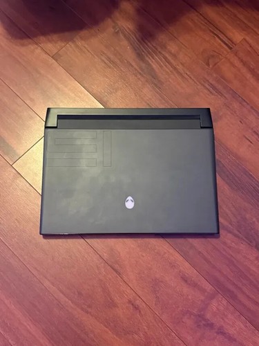 Alienware M15 R3 15.6" (1TB SSD, Intel Core i7, 16 GB)