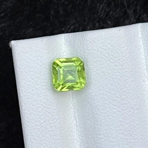 1.60 Carat Natural Cut Peridot emerald shape loose gemstone from Pakistan - Picture 1 of 6