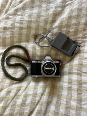 Olympus OM-D E-M10 Mark III Silver Body Only black w/ Lens 10447
