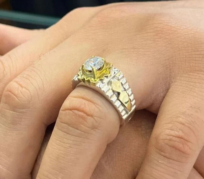 Anel masculino solitário de diamante cultivado em laboratório redondo 2 quilates para noivado ouro 14k dois tons - Imagem 2 de 4