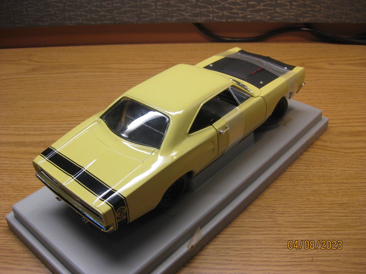 アーテル/'69 Dodgeダッジ SuperBeeスーパービー 1/18 アーテル/'69 Dodgeダッジ SuperBeeスーパービー 1/18 - メルカリ