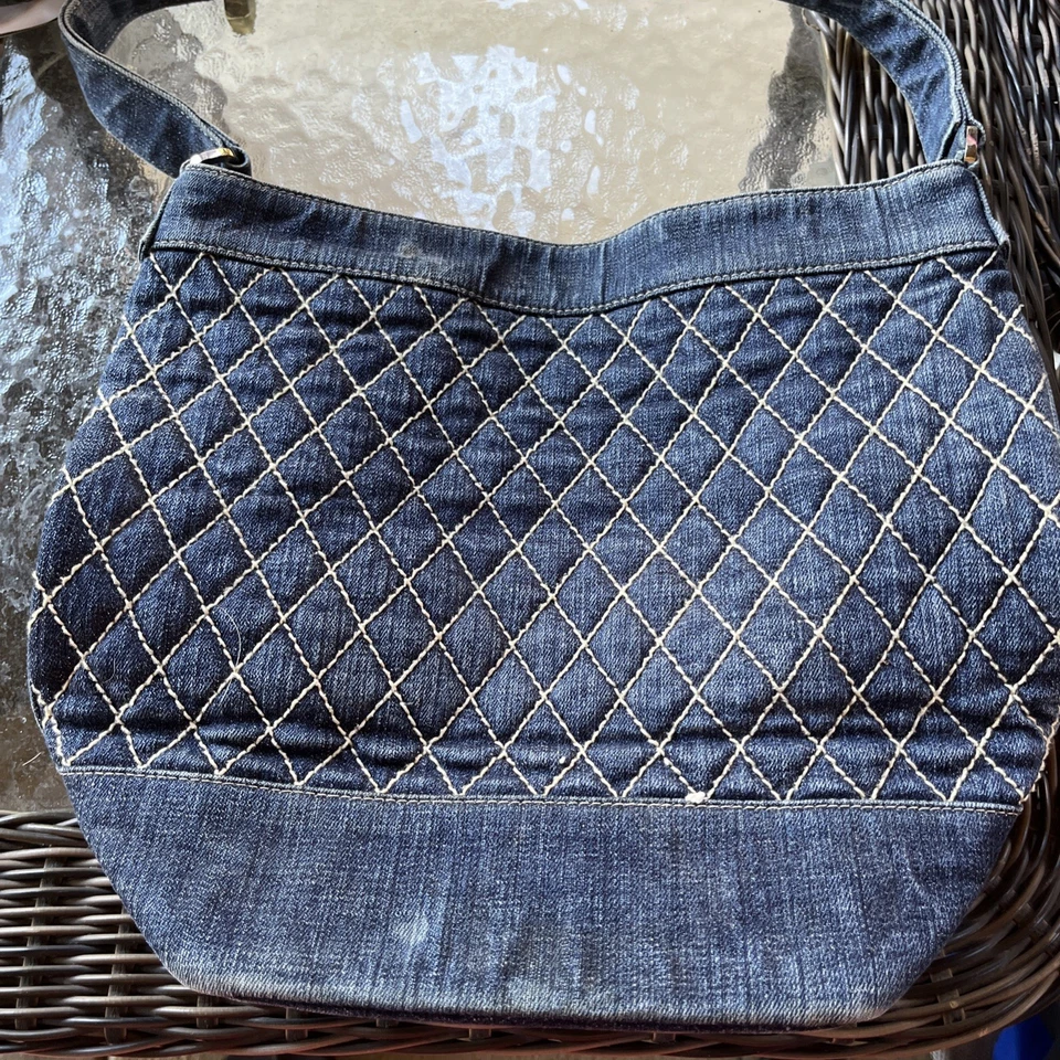 Vera Bradley Jean Purse Blue With Paisley Interior PreOwned But Great Condition - Image 4 of 4