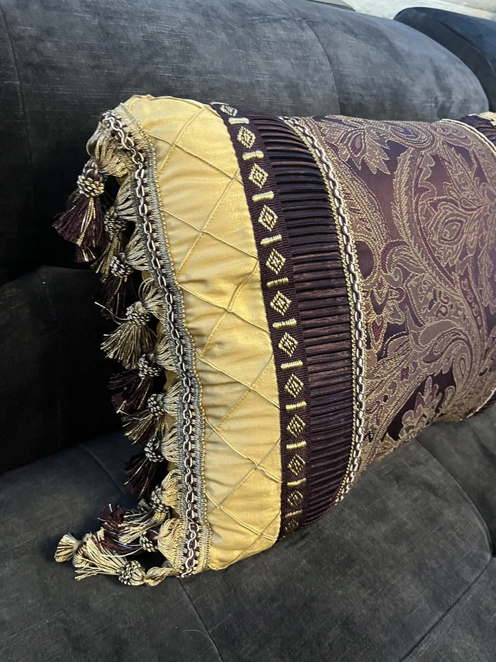 Almohada toudoir dorada con borlas Croscill Mercer Merlot Foto 2 de 4